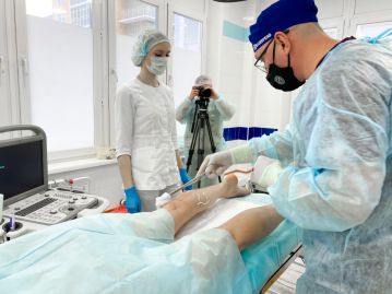 Впервые в Красноярске врачи провели гибридную операцию на венах малого таза и венах нижних конечностей